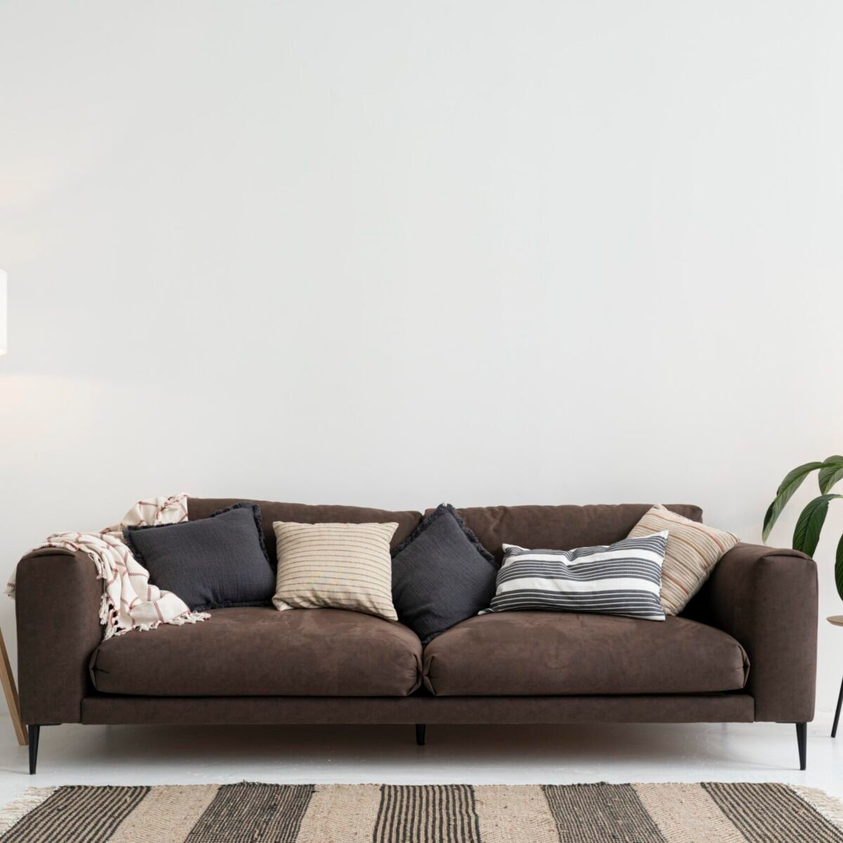 empty-modern-room-with-furniture (1)